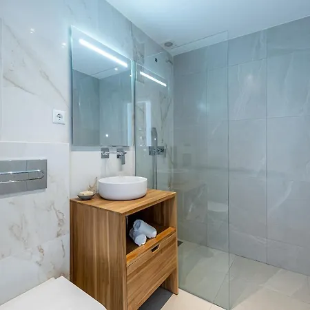 La Riviera - Stunning By The Beach Apartment *